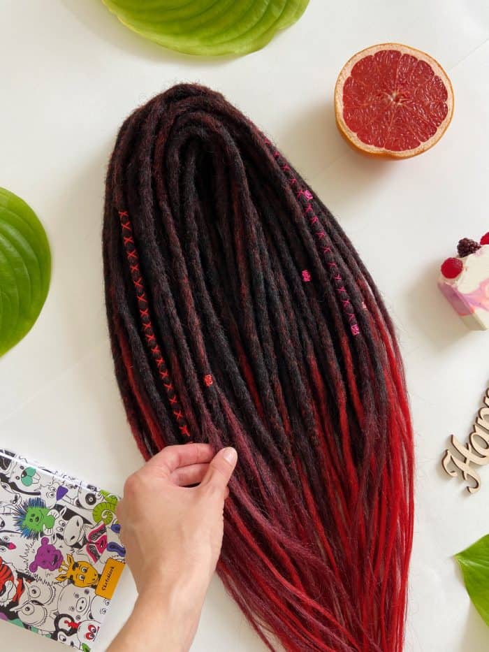 Dunkelrote synthetische Dreadlocks