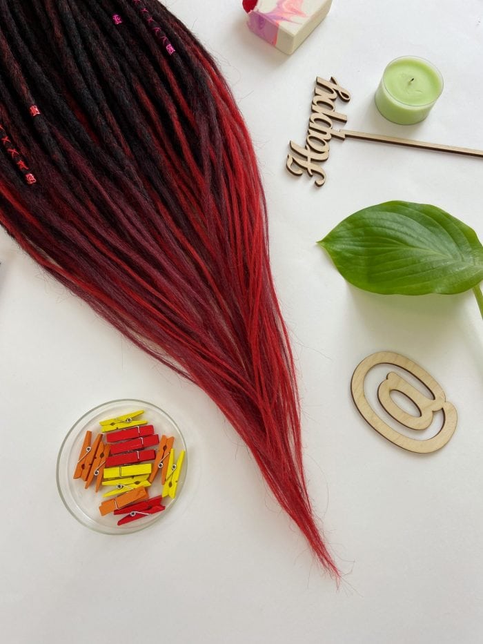 Dunkelrote synthetische Dreadlocks Foto 03