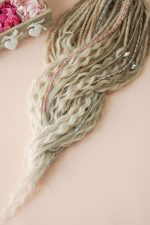 Aschblonde lockige Dreadlocks Foto 09