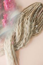 Aschblonde lockige Dreadlocks Foto 10