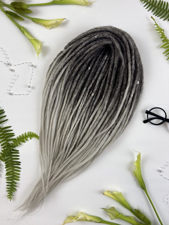 Dunkelgraue synthetische Dreadlocks