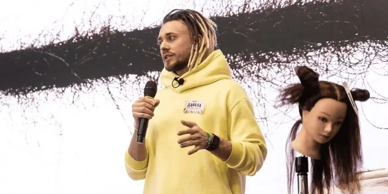 Peinado creativo con dreadlocks — rastas coloridas como expresión artística