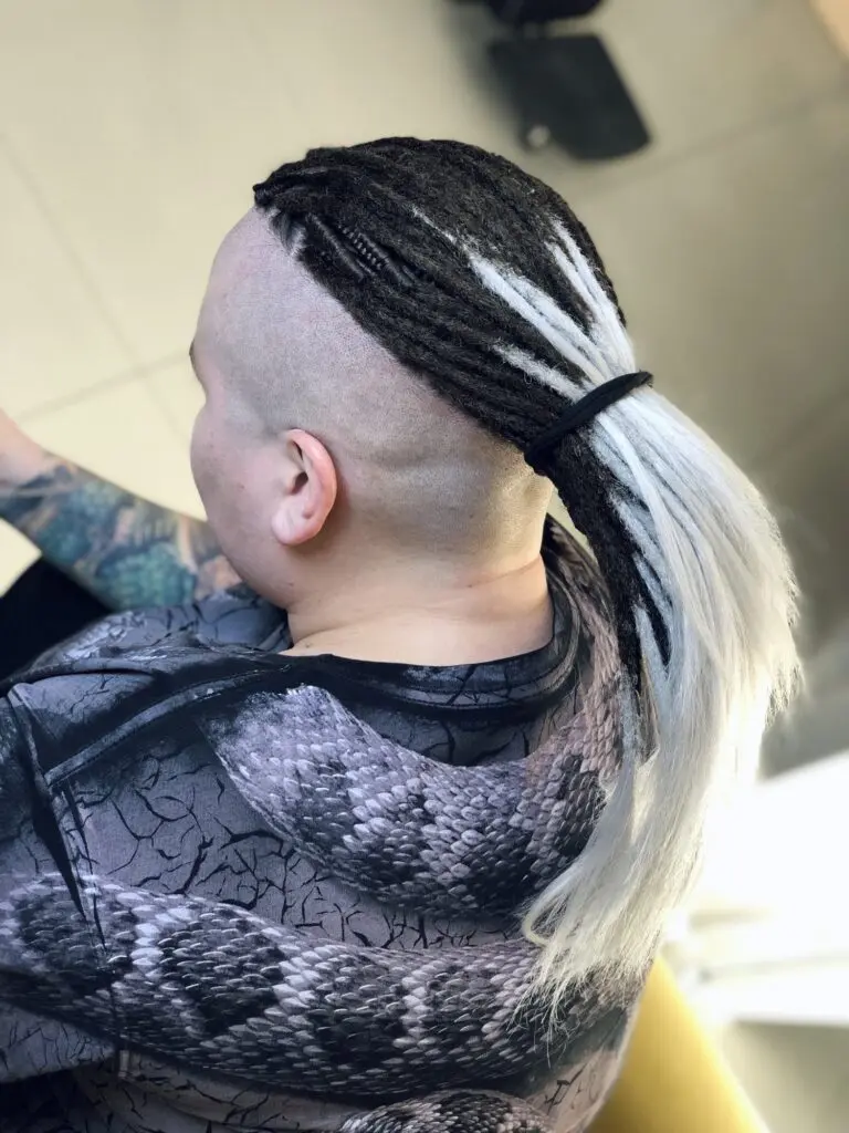 Individuelle Synthetik Dreads mit lebendigem Farbverlauf