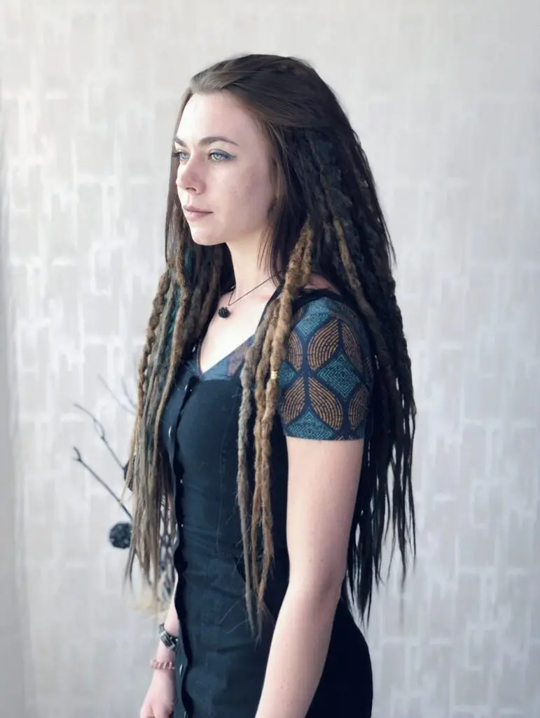 Elven Forest Texturierte Dread Extensions mit verstärkten Grüntönen