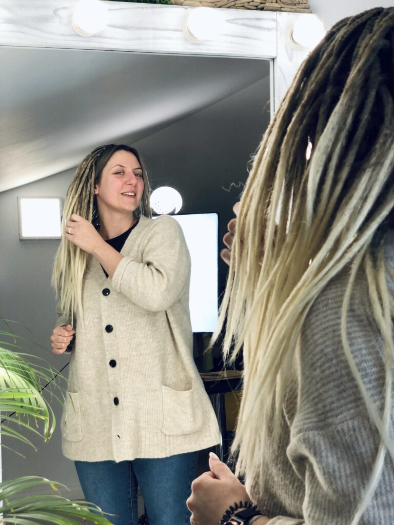 Greige Cream Ombre Glatte Dreads auf Stufigem Kurzhaarschnitt