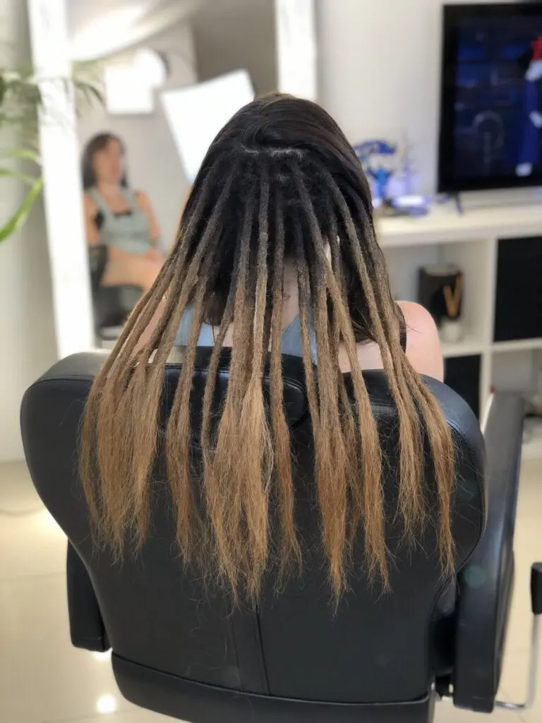 Echthaar Dreadlock Extensions am Hinterkopf — Studio Installation