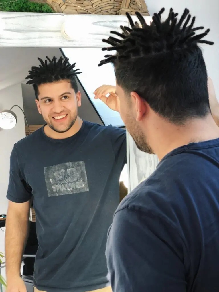 Über 70 natürliche Dreadlocks auf kurzem, dickem Haar — eingearbeitete Enden