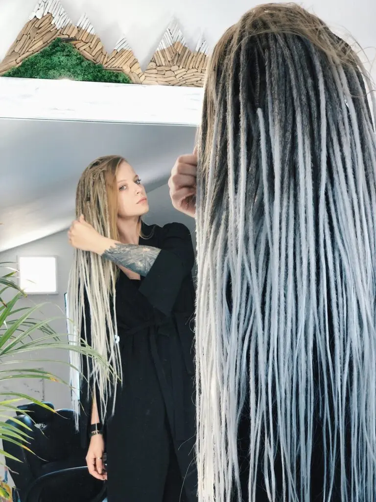 Tatyanas Viking Braun Grau Aschblond Glatte Dreads Installation
